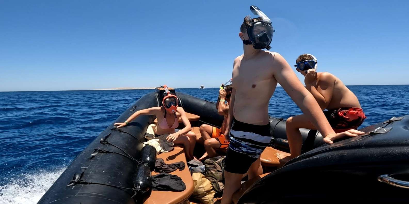 Hurghada: 3-Island Speedboat, Dolphin Watching & Snorkeling