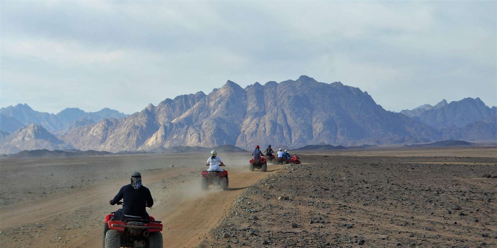 Hurghada: Quad Bike Desert Safari & Bedouin Dinner